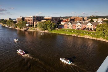 Courtyard by Marriott-Downtown Mississippi Riverfront