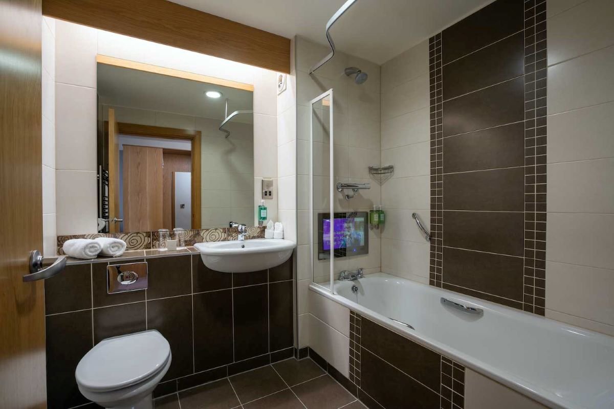 Belmore Court-guestroom-Executive Doublewith Bath TV.jpg