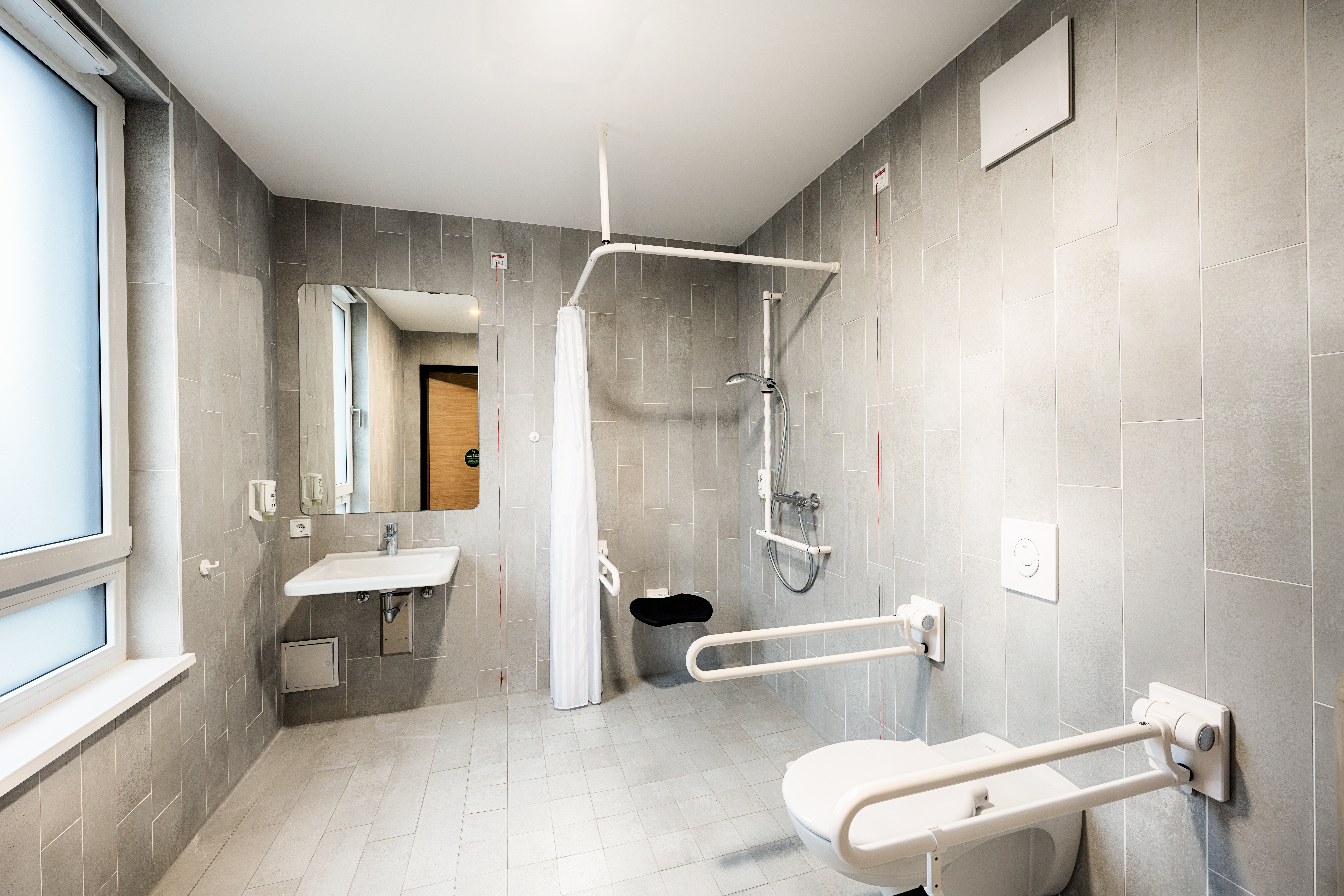 B&B HOTEL KEHL-guestroom-GUEST ROOM BATH.jpg
