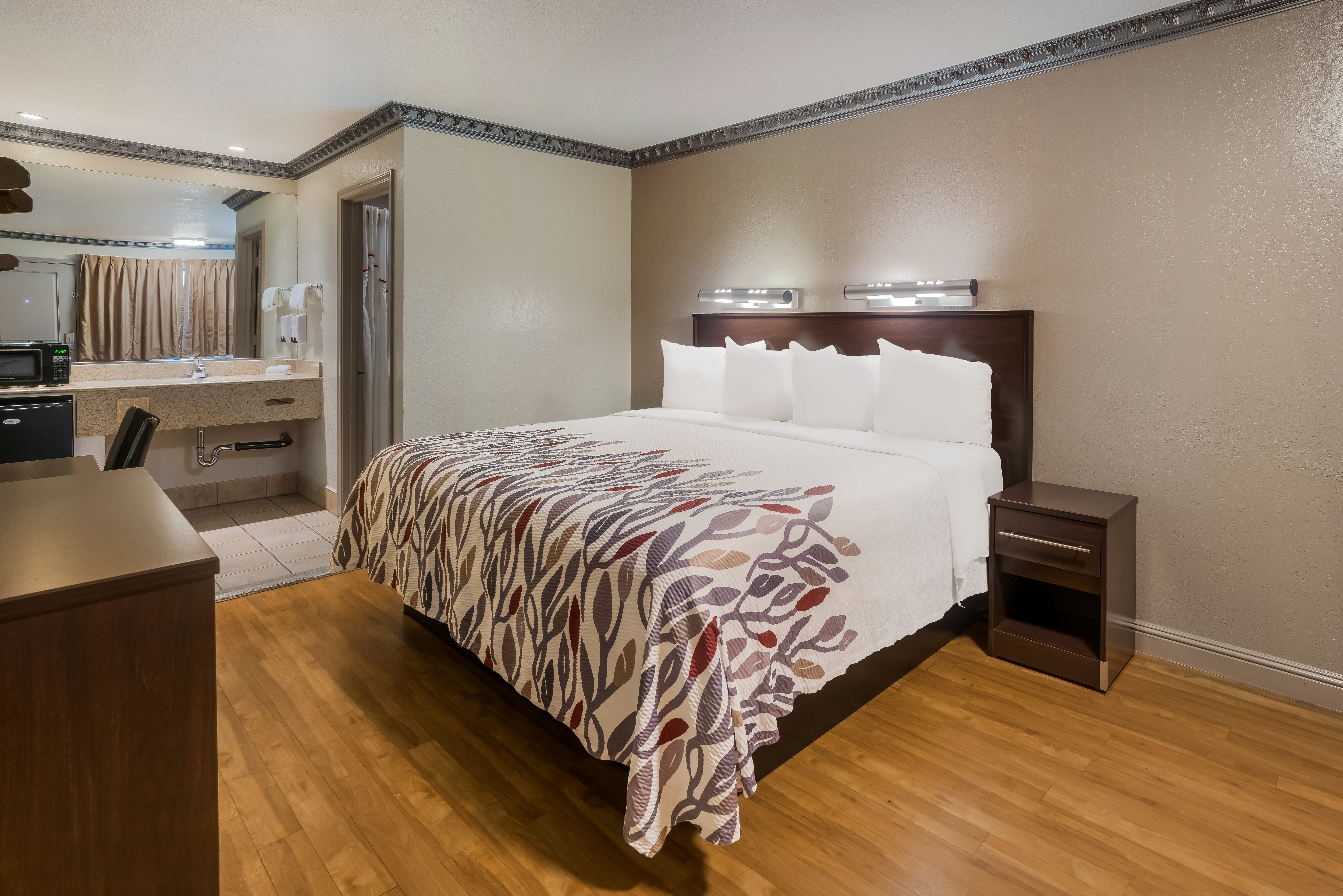 RED ROOF STOCKTON-guestroom-King Suite.jpg