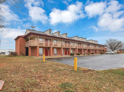  - Red Roof Inn Uhrichsville