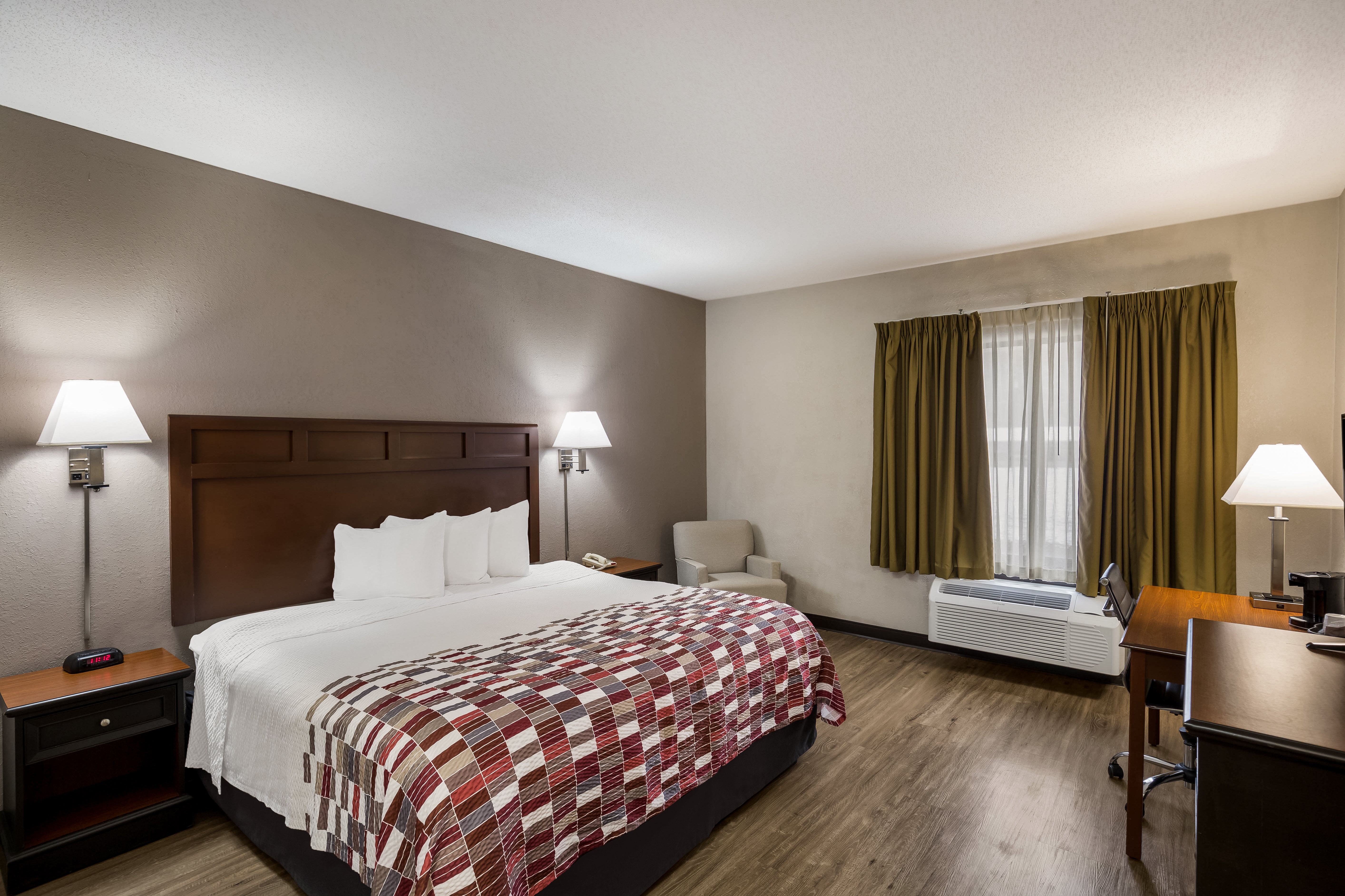 RED ROOF INN AND SUITES BLOOMSBURG-guestroom-Superior King.jpg