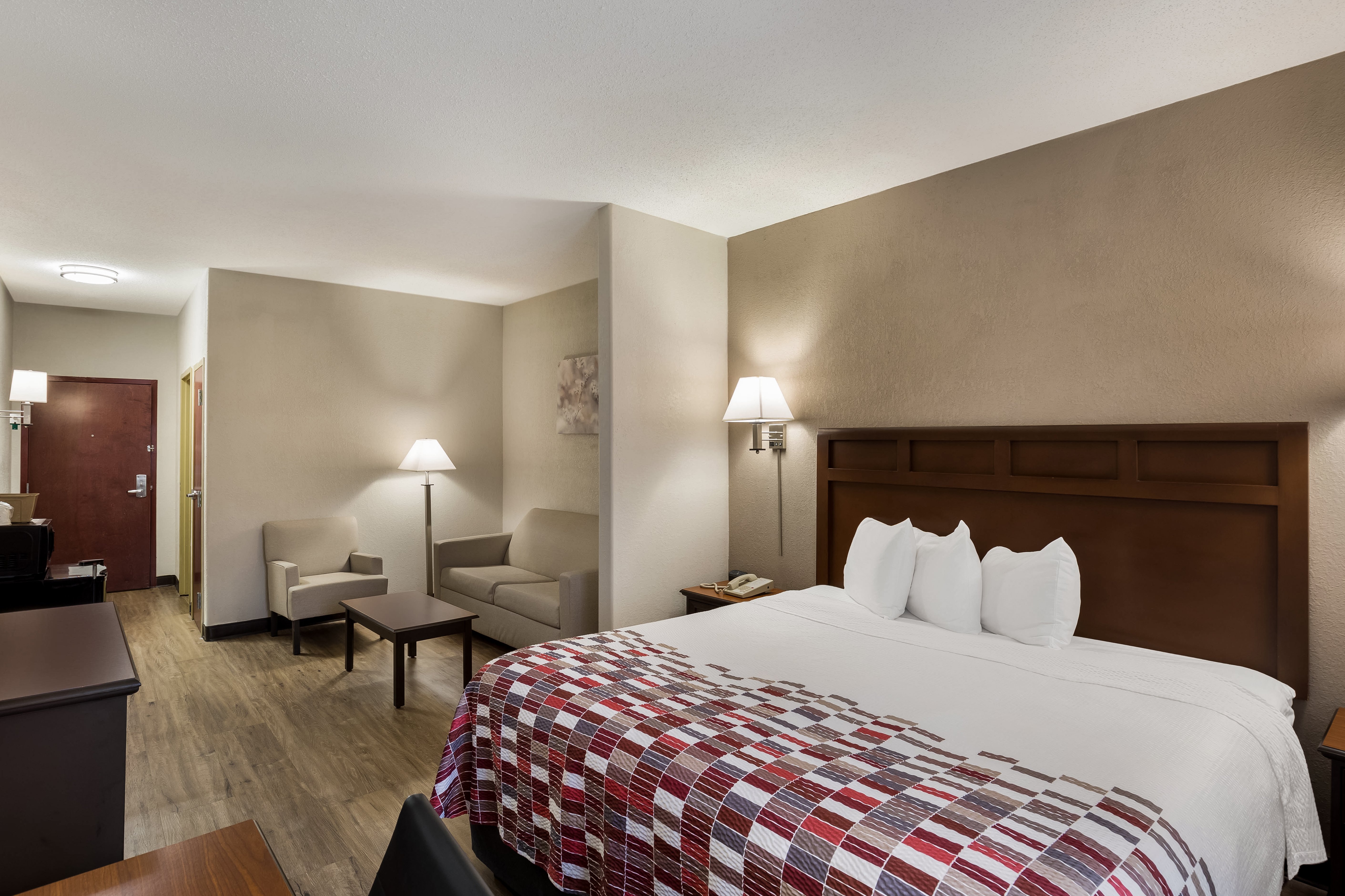 RED ROOF INN AND SUITES BLOOMSBURG-guestroom-Suite King.jpg