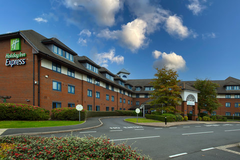 Our hotel is a 5-minute drive from Birmingham Airport.