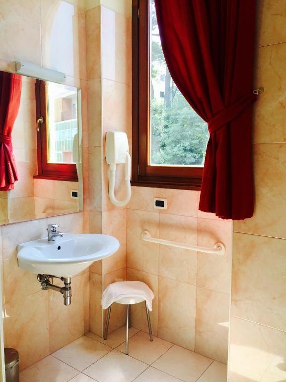 HOTEL CLAILA-guestroom-BATHROOM.jpg