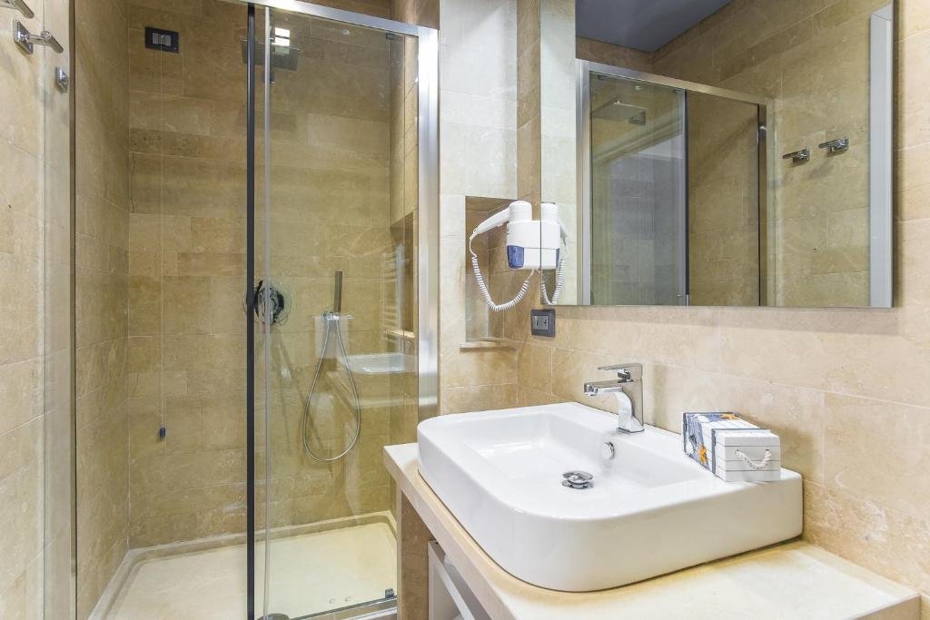 NETUM HOTEL-guestroom-BATHROOM.jpg