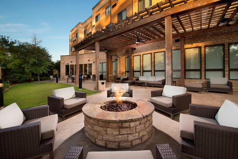Outdoor Courtyard & Fire Pit