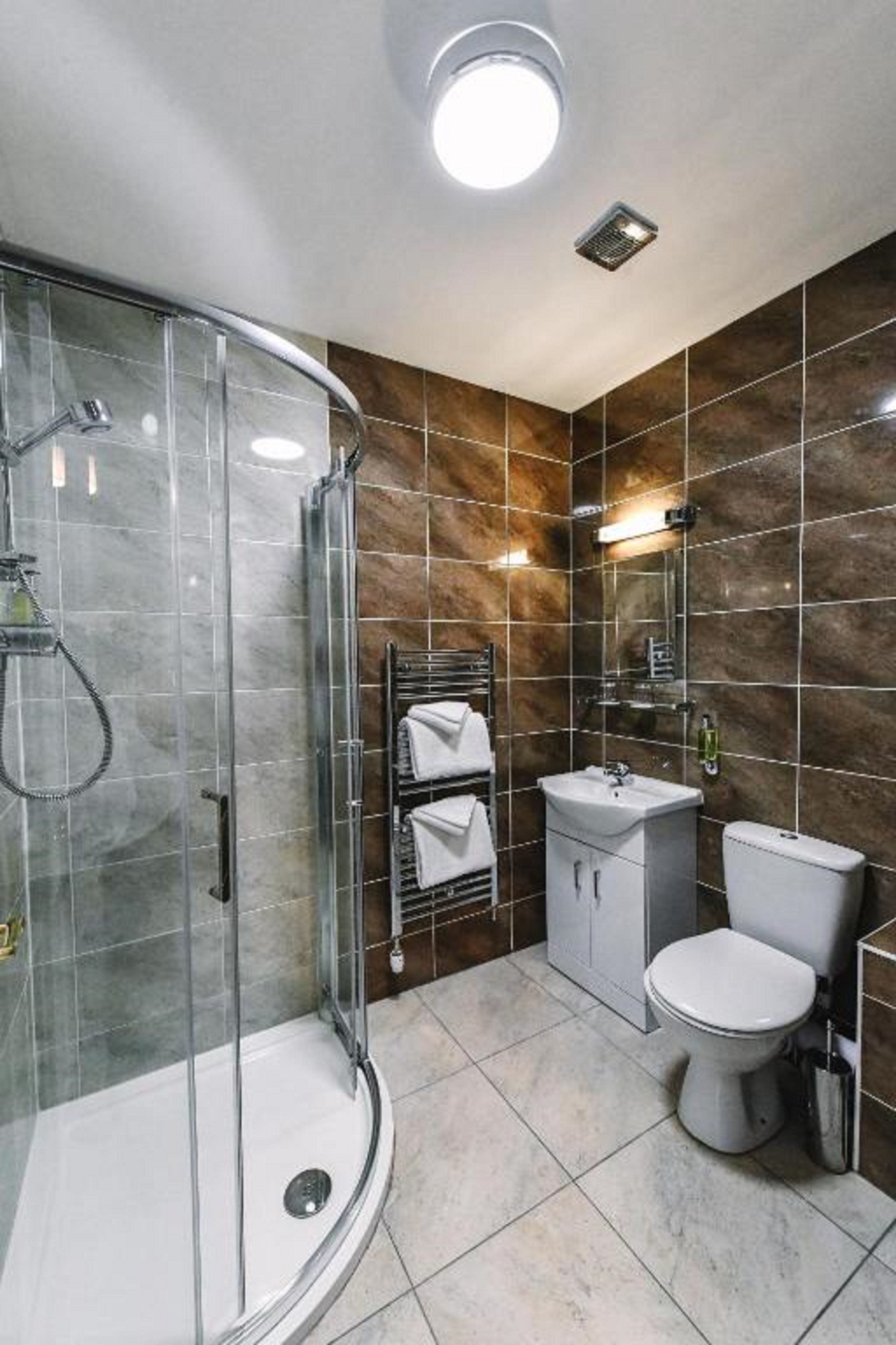 CBH FISHERS HOTEL-guestroom-Ensuite Bathroom.jpg