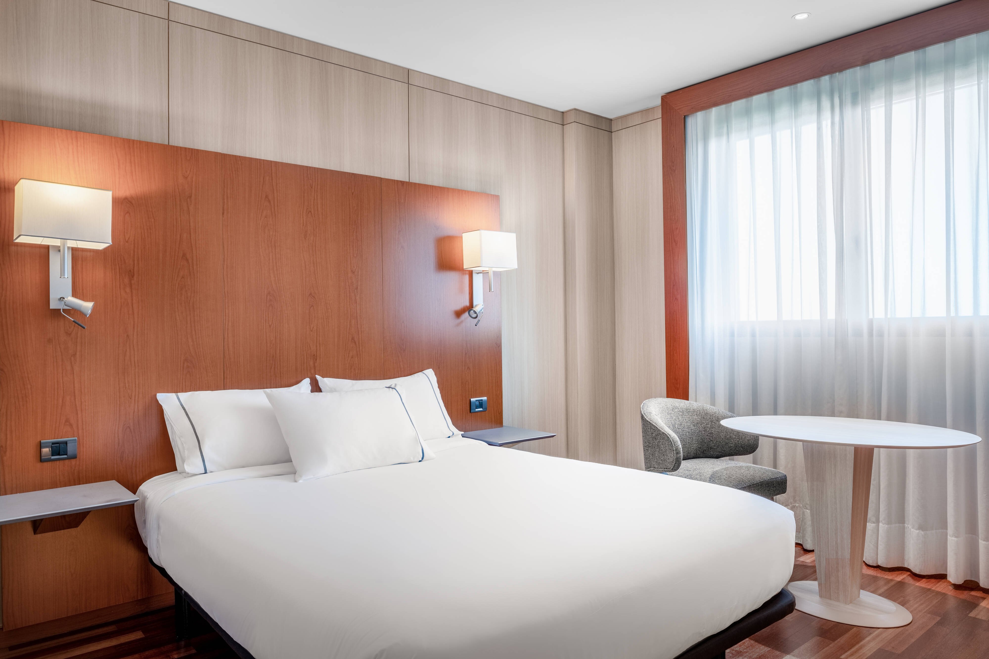 AC Hotels by Marriott Hotel Huelva-guestroom-Queen Standard Plus Guest Room.jpg