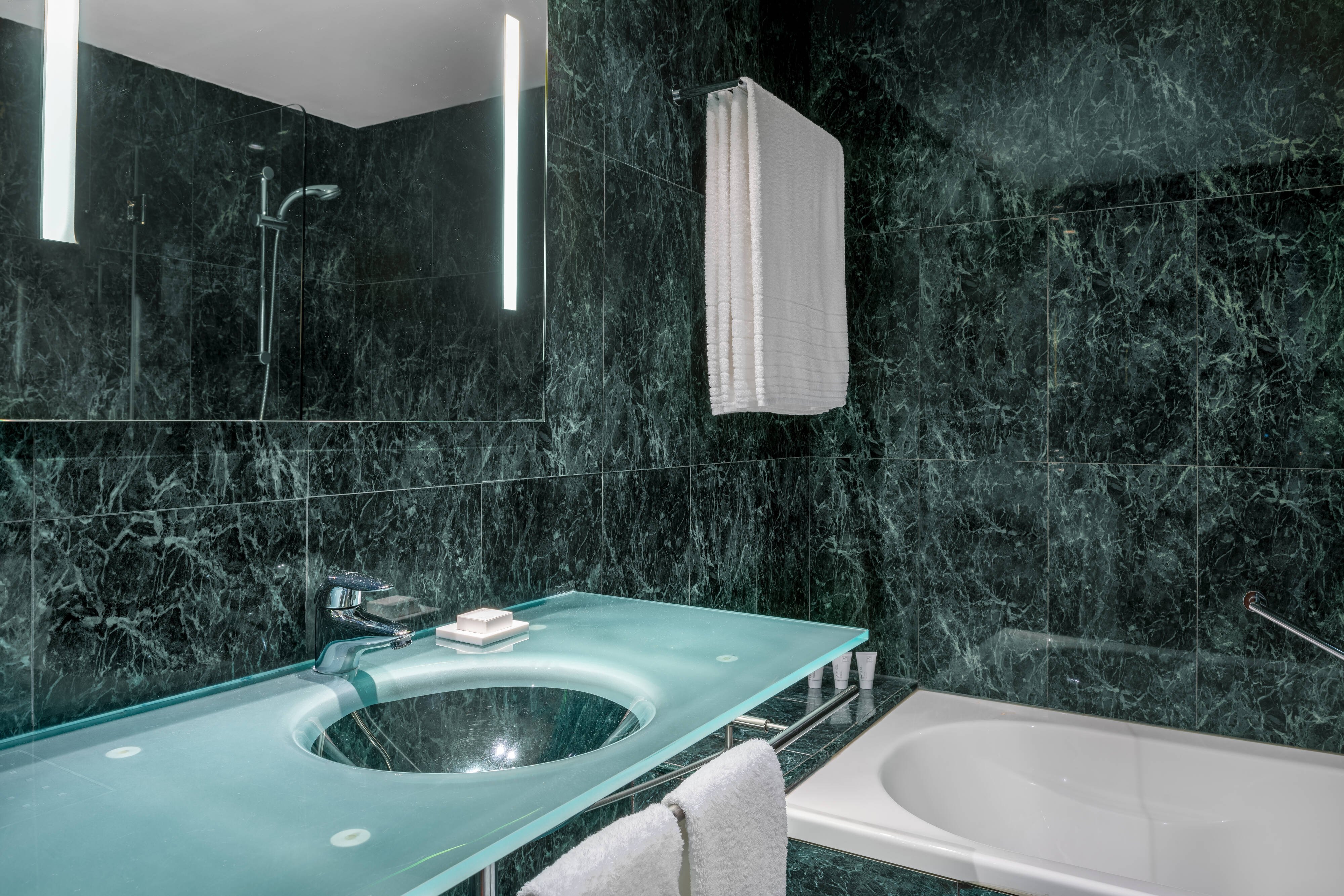 AC Hotels by Marriott Hotel Huelva-guestroom-Twin/Twin Standard Guest Room - Bathroom.jpg