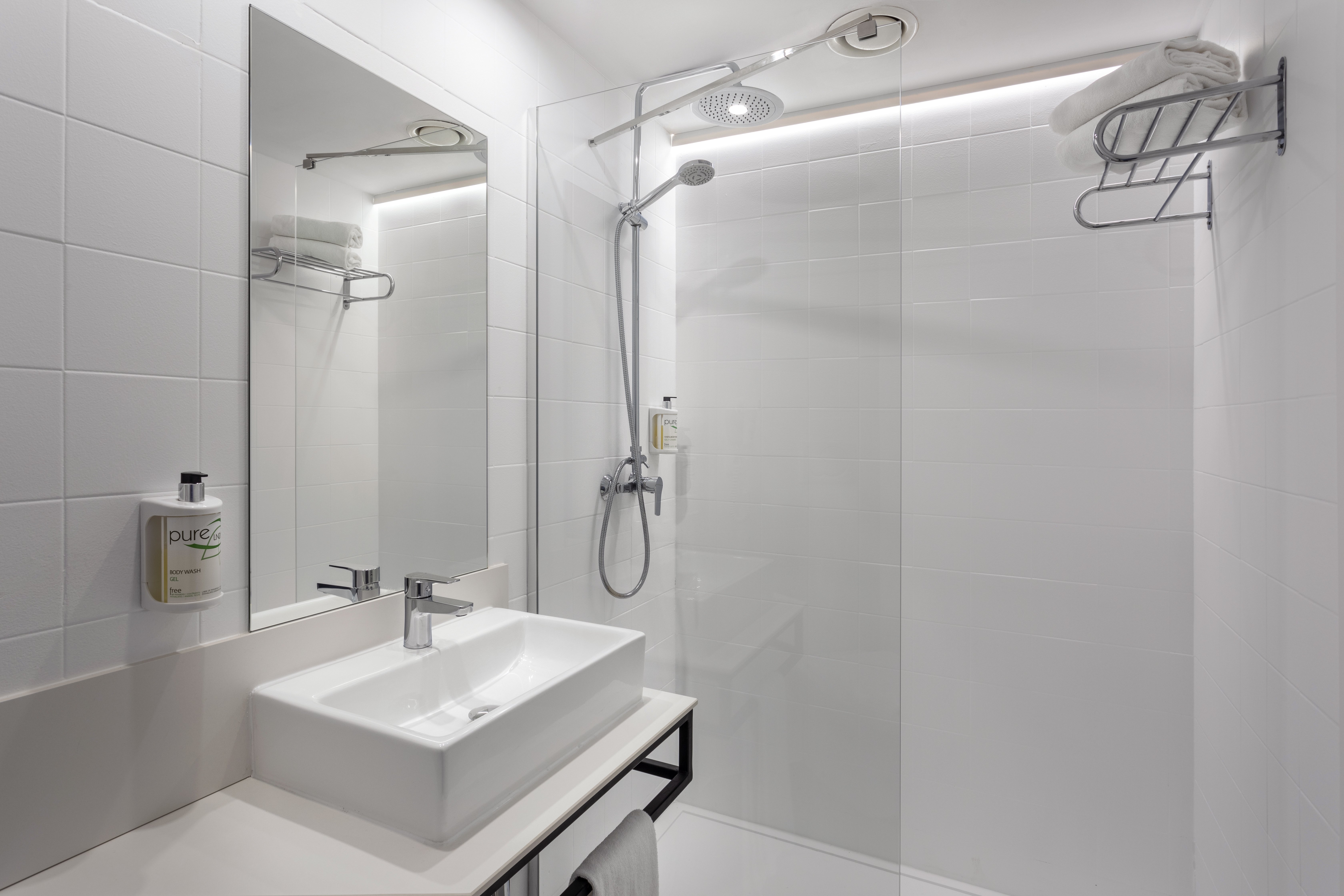 B&B HOTEL FIGUERES-guestroom-Bathroom.jpg