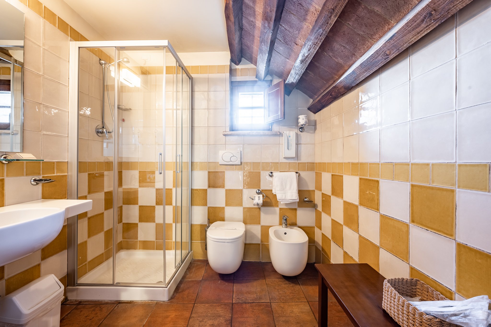 HOTEL MORE DI CUNA-guestroom-BATHROOM.jpg