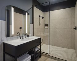  - Kinn Guesthouse Downtown Milwaukee - I-794, Exit 1E