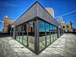  - Kinn Guesthouse Downtown Milwaukee - I-794, Exit 1E