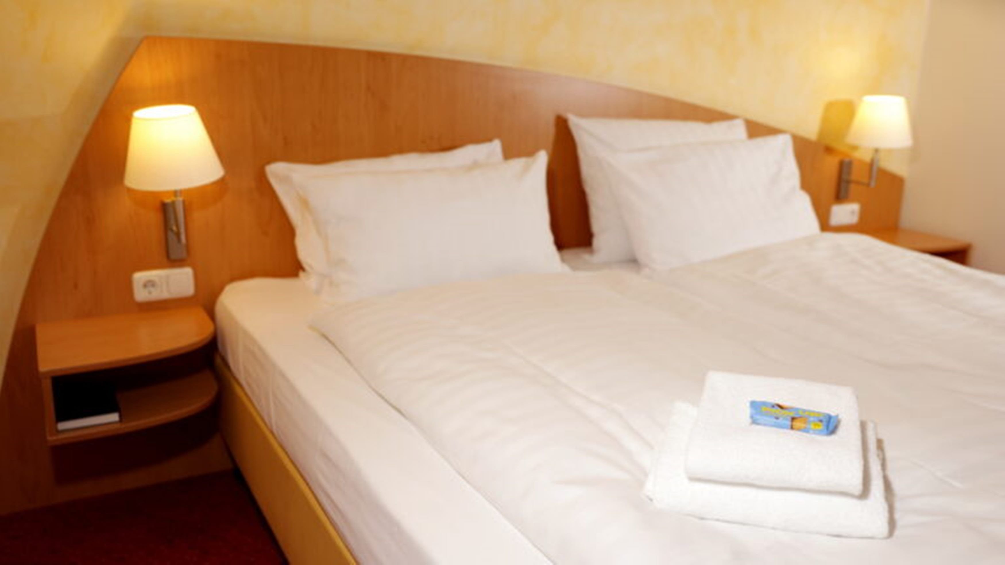 HOTEL ALARUN-guestroom-Comfort Double Room.jpg