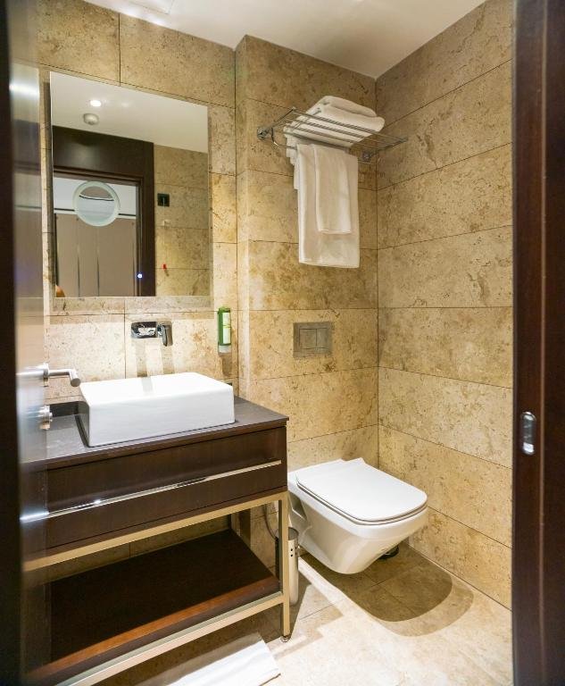 EMERY HOTEL PRISHTINA-guestroom-BATH.jpg