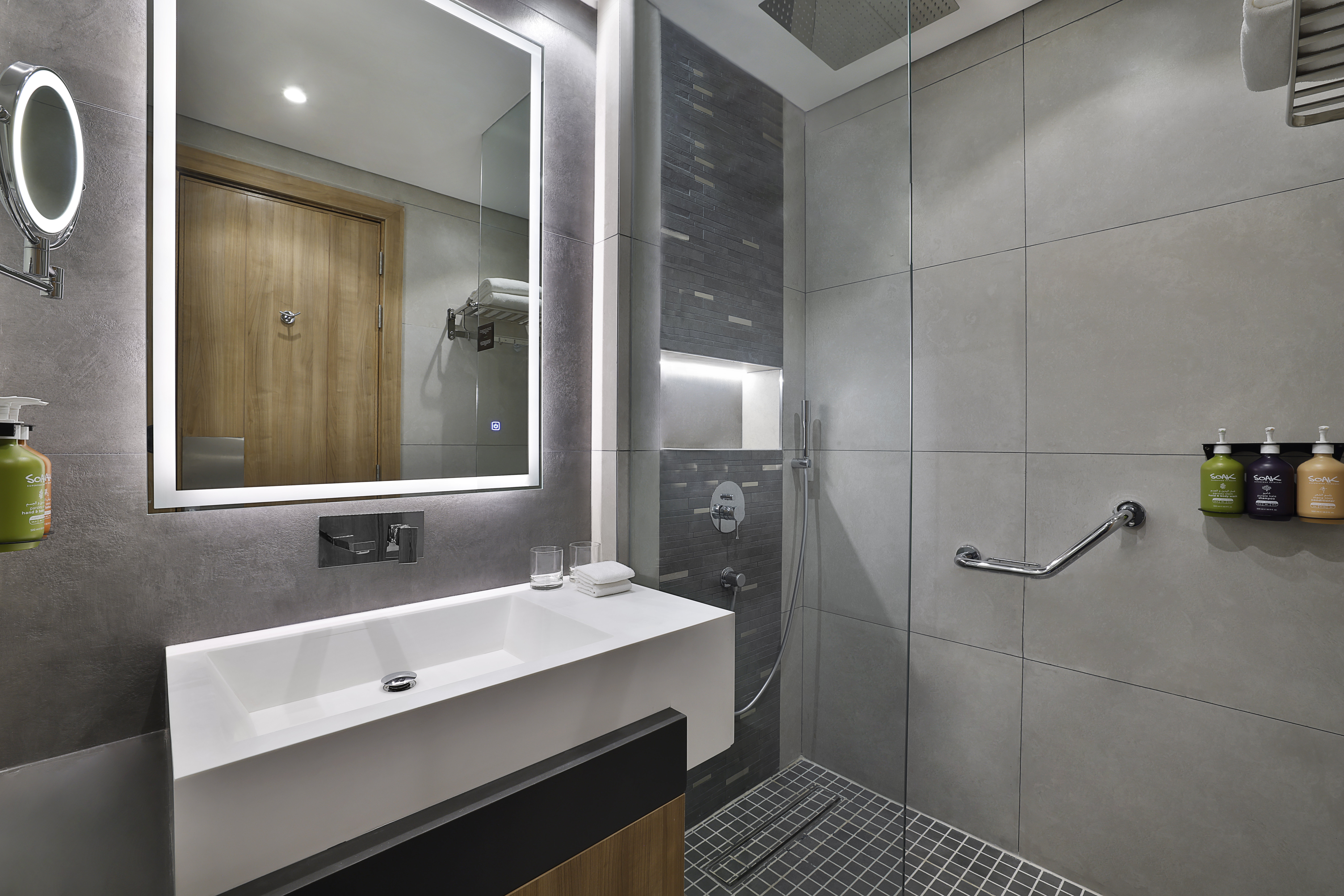 HOLIDAY INN STES AL KHOBAR BY IHG-guestroom-Bathroom rain shower with toiletries .jpg