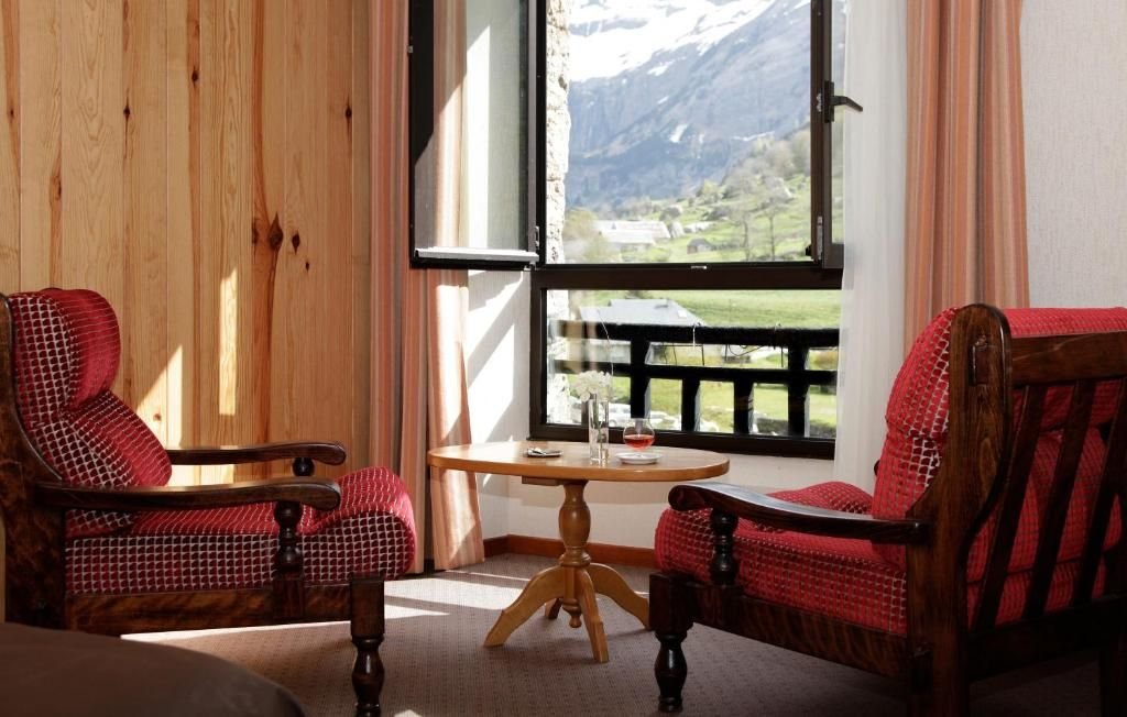 HOTEL VIGNEMALE-guestroom-Suite Junior 4 facing Cirque.jpg