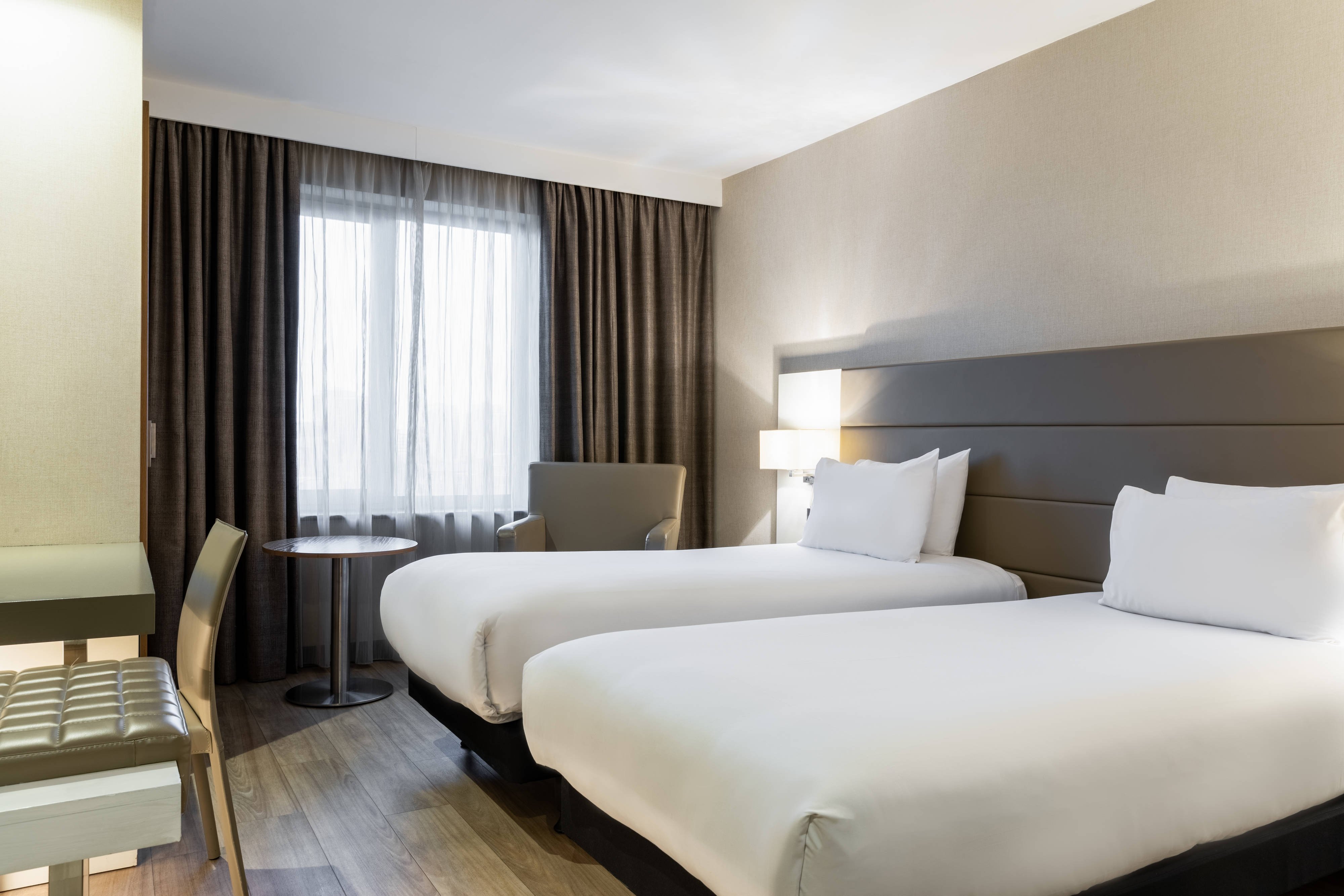 AC Hotels by Marriott Manchester Salford Quays-guestroom-Twin/Twin Guest Room.jpg