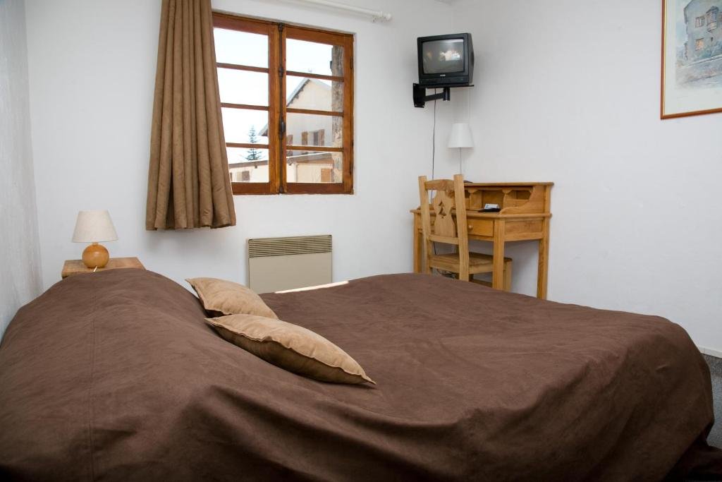 ADONIS VALVERG-guestroom-C8D801 Guest Room.jpg