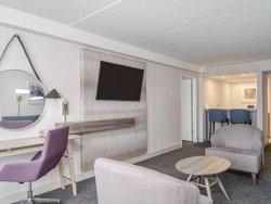  - Crowne Plaza Hotel Airport Indianapolis - I-74 & I-465, Exit 11