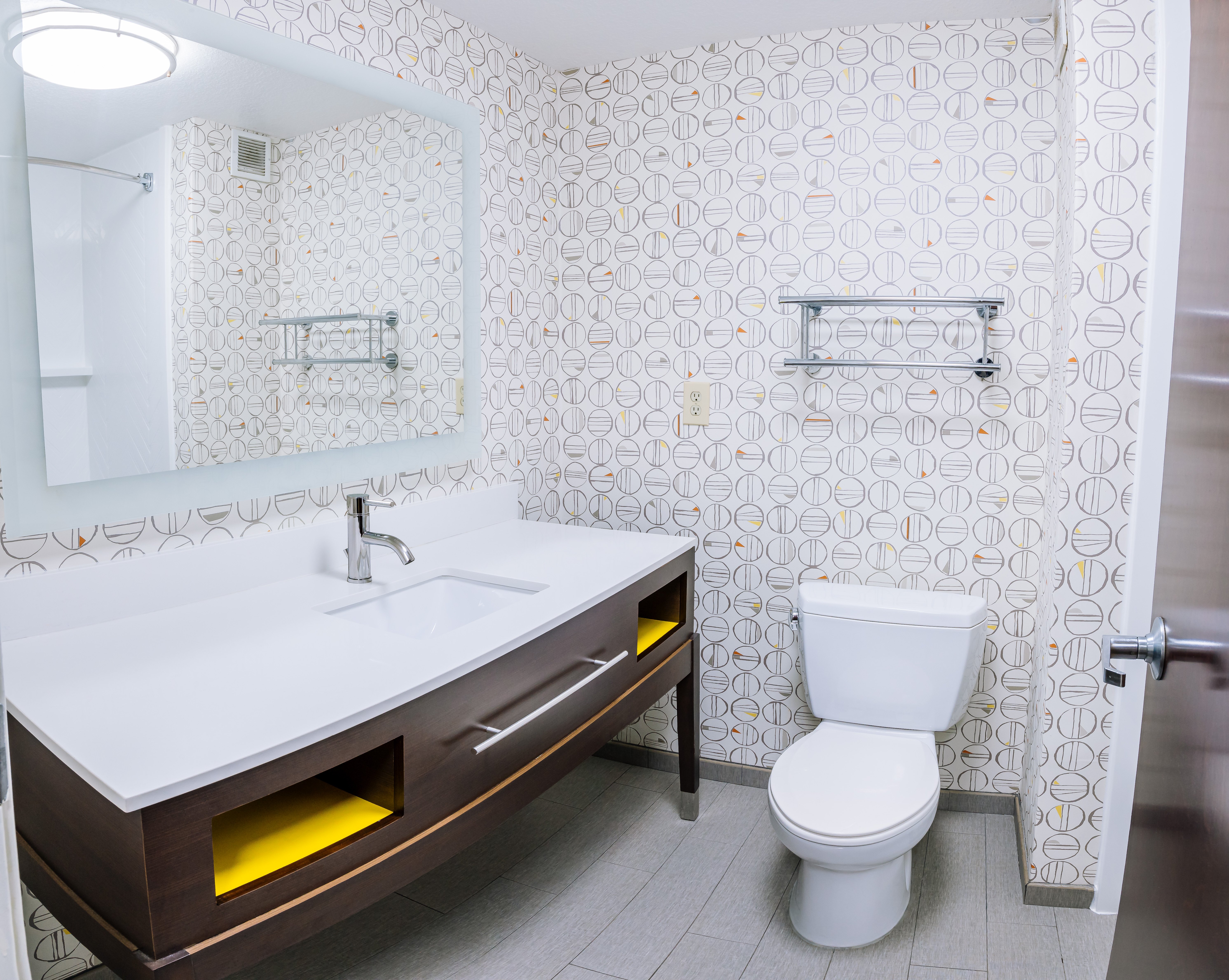 HOLIDAY INN STOCKBRIDGE BY IHG-guestroom-Guest Bathroom.jpg