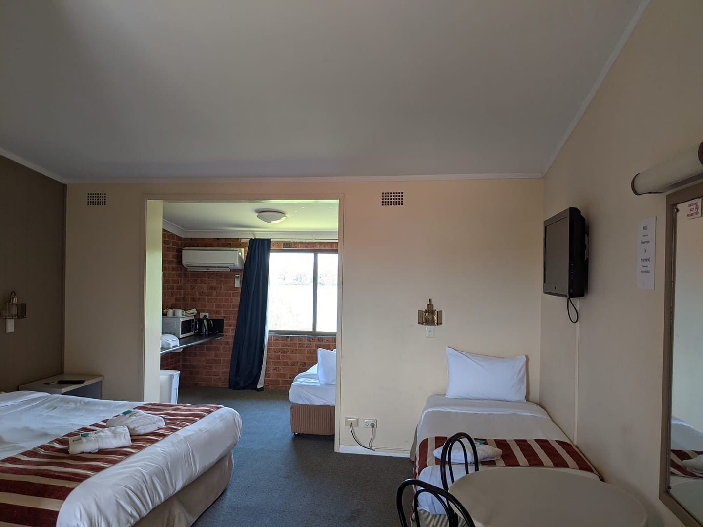 RIVERVIEW MOTOR INN, TAREE-guestroom-Family Room.jpg