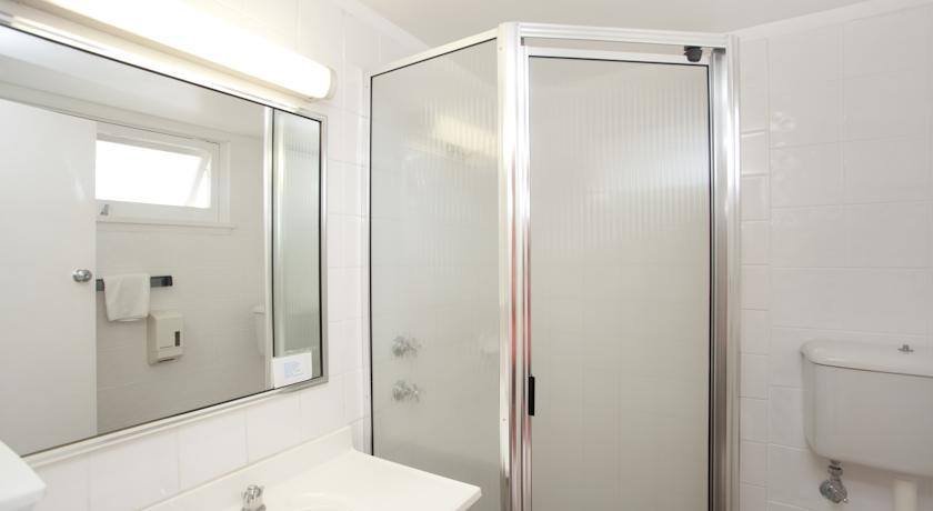 RIVERVIEW MOTOR INN, TAREE-guestroom-Toilet And Bath.jpg