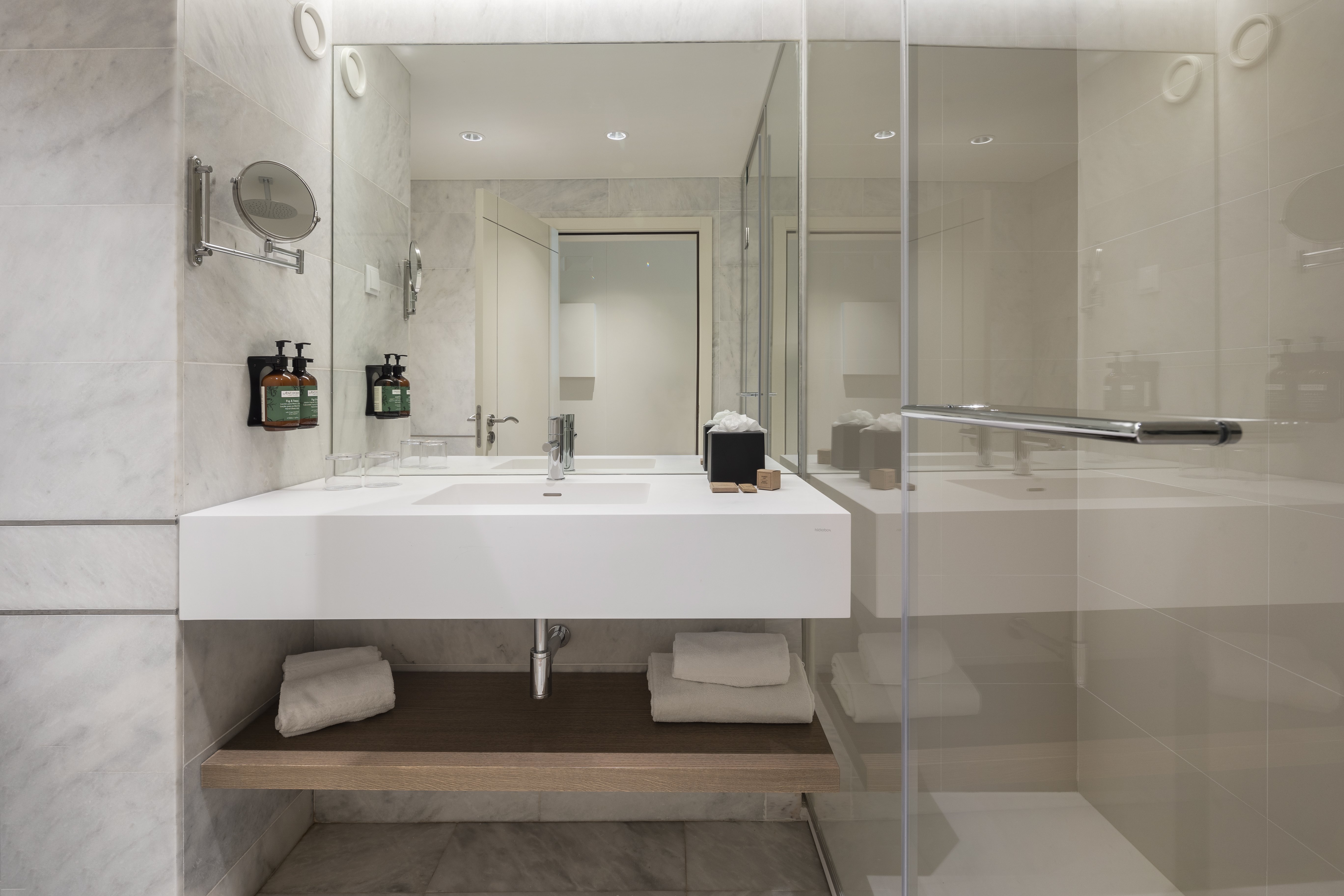 CROWNE PLAZA CAPARICA LISBON BY IHG-guestroom-Bathroom.jpg