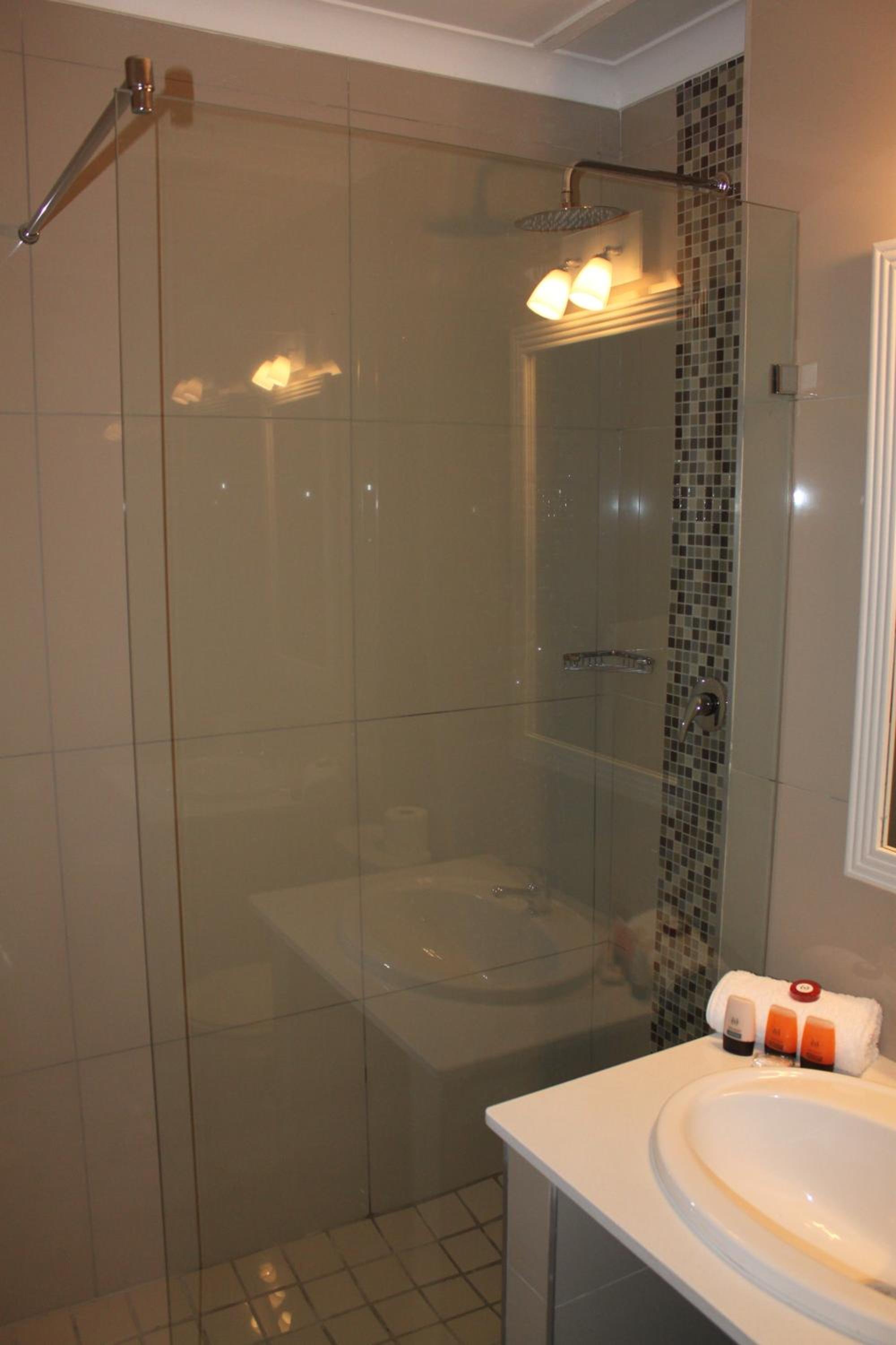 The Wilderness Hotel-guestroom-Deluxe Family Bathroom.jpg