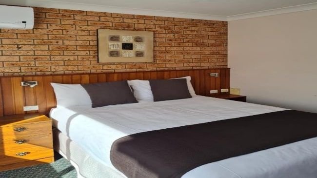 MARCO POLO MOTOR INN-guestroom-Queen Room.jpg