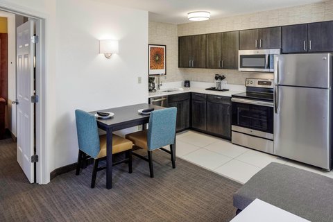 One-Bedroom King Suite - Dining & Kitchen Area