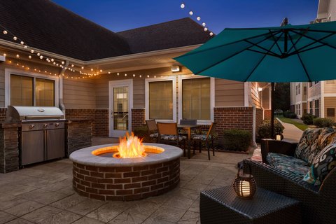 Outdoor Patio & Firepit
