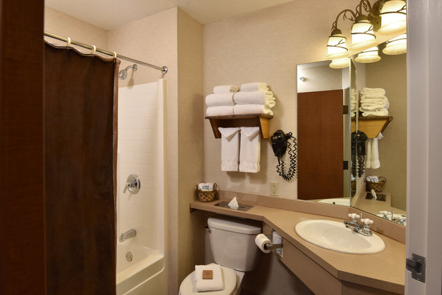 Stoney Creek St. Joseph-guestroom-EKBN Expanded King Bunk Bed Suite Bathroom.jpg