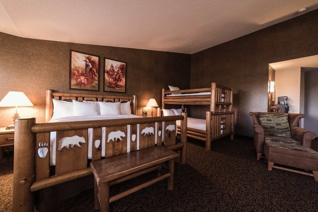 Stoney Creek St. Joseph-guestroom-EKBN Expanded King Bunk Bed Suite Areaview.jpg