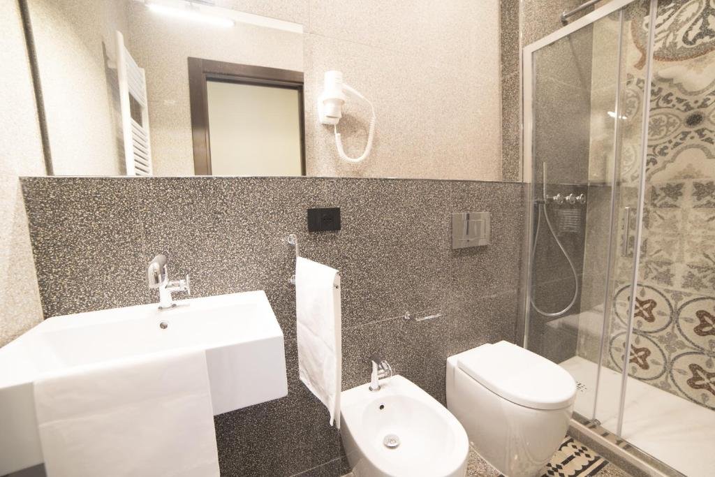 ELDA HOTEL - MONTE SANT ANGELO-guestroom-BATHROOM.jpg