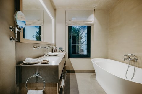 Signature Suite New Chancellery Bathroom