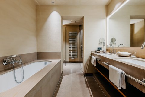 Premier Suite New Chancellery Bathroom