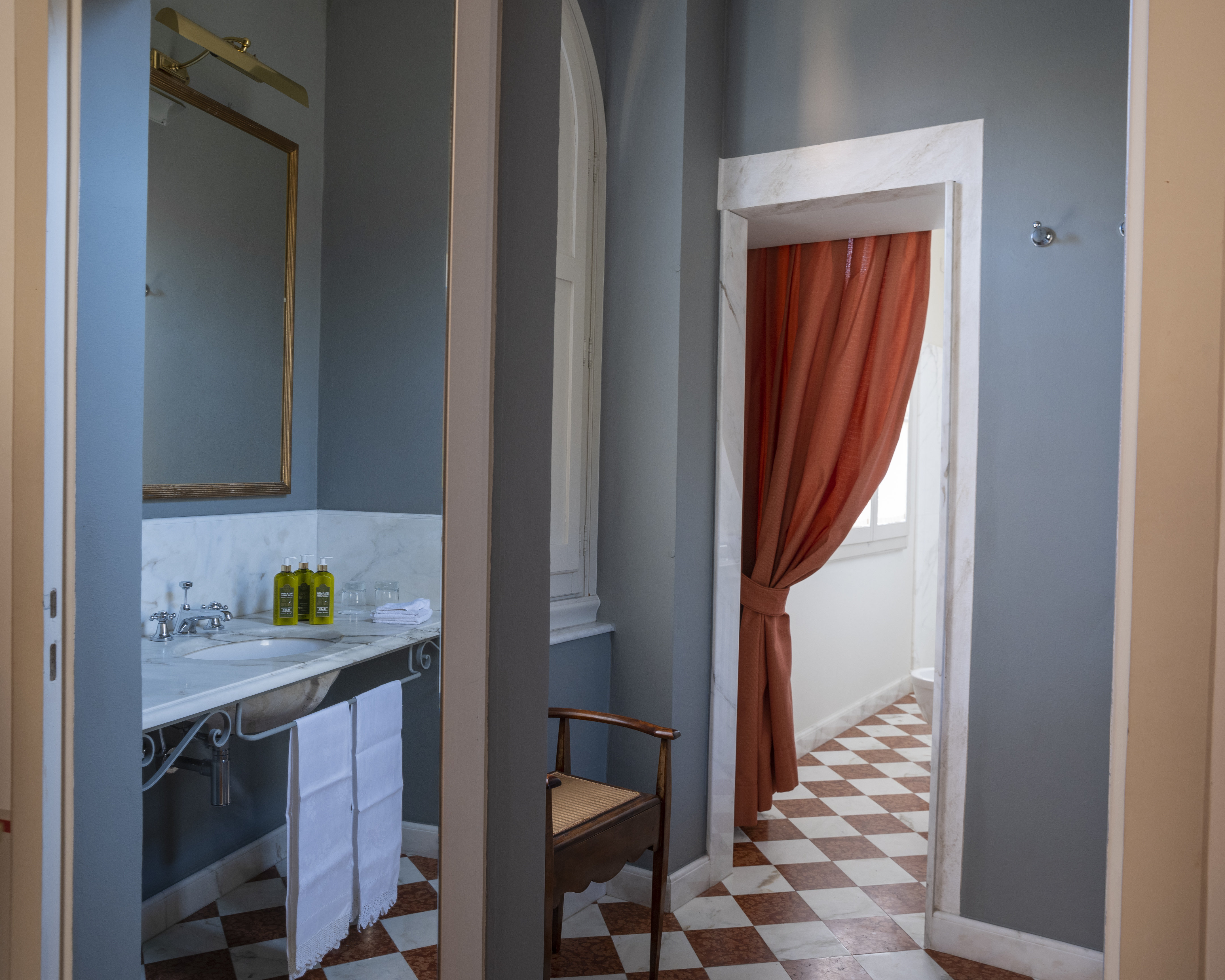 Albergo Pietrasanta-guestroom-Classic Double Bathroom.jpg