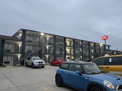  - HomeTowne Studios East San Antonio - I-10, Exit 580