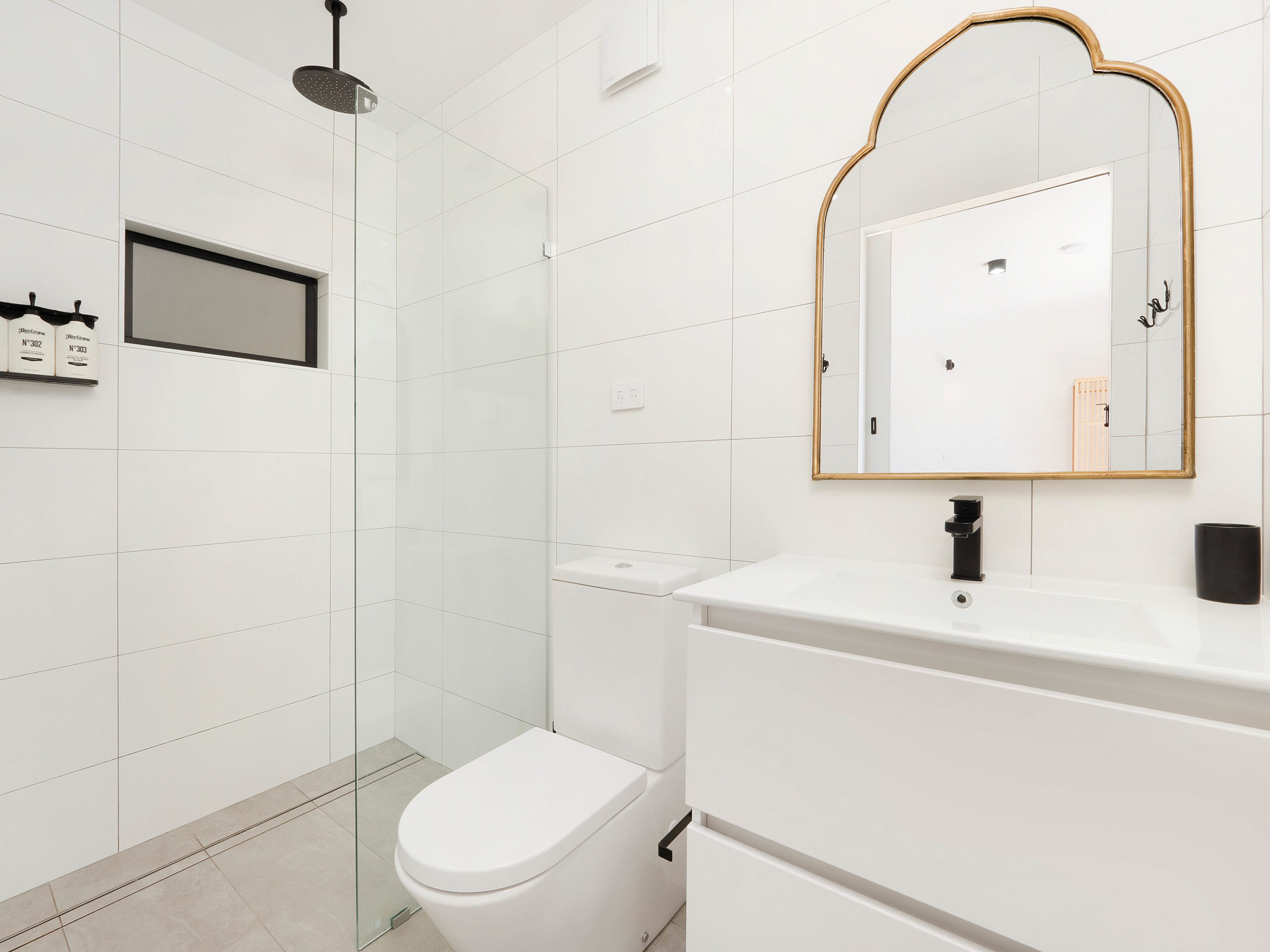 THE BEACH ROOMS-guestroom-Deluxe Room Bathroom.jpg