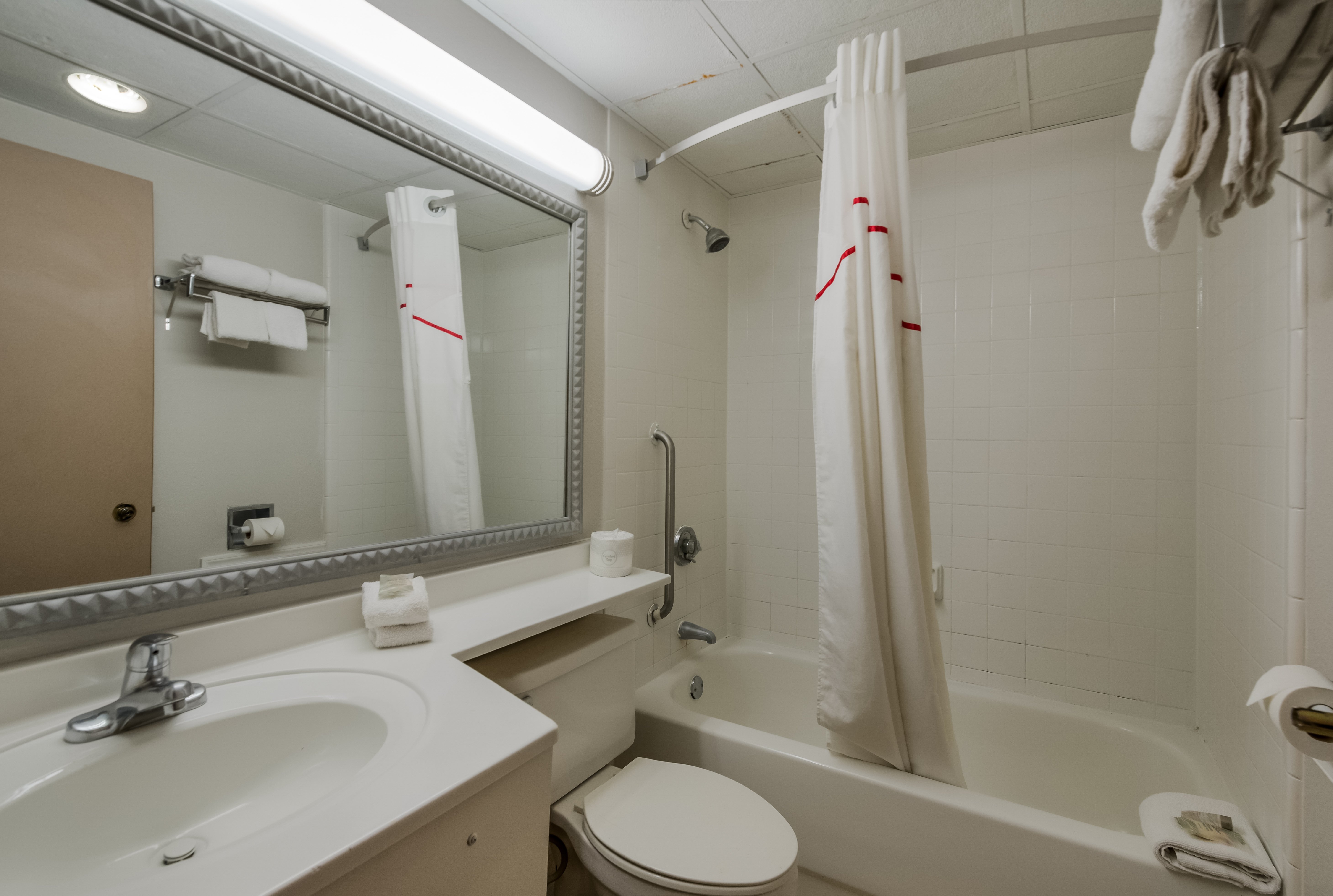 RED ROOF SUITES NEWARK - UNIVERSITY-guestroom-Bath.jpg