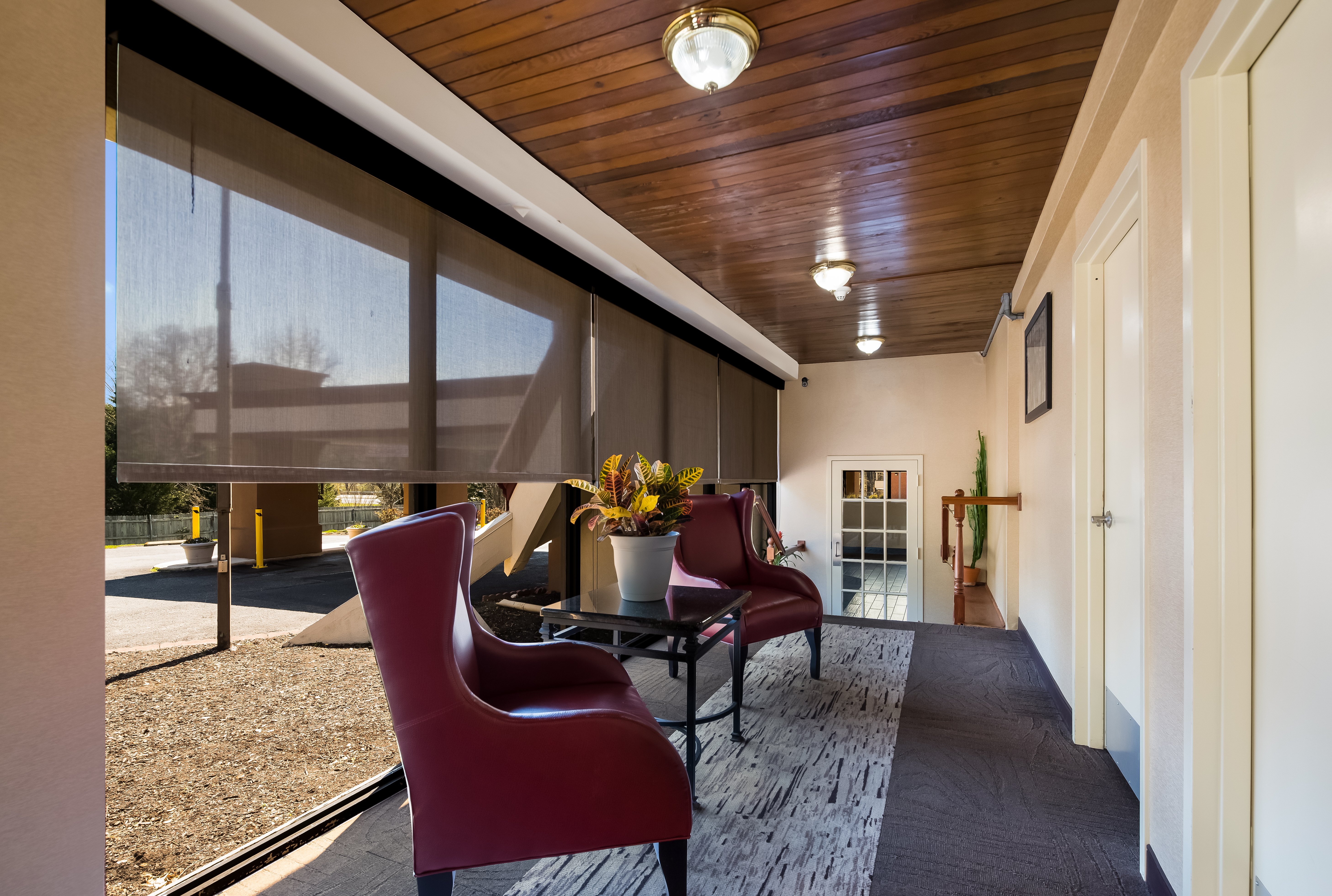 RED ROOF SUITES NEWARK - UNIVERSITY-guestroom-Sunroom.jpg