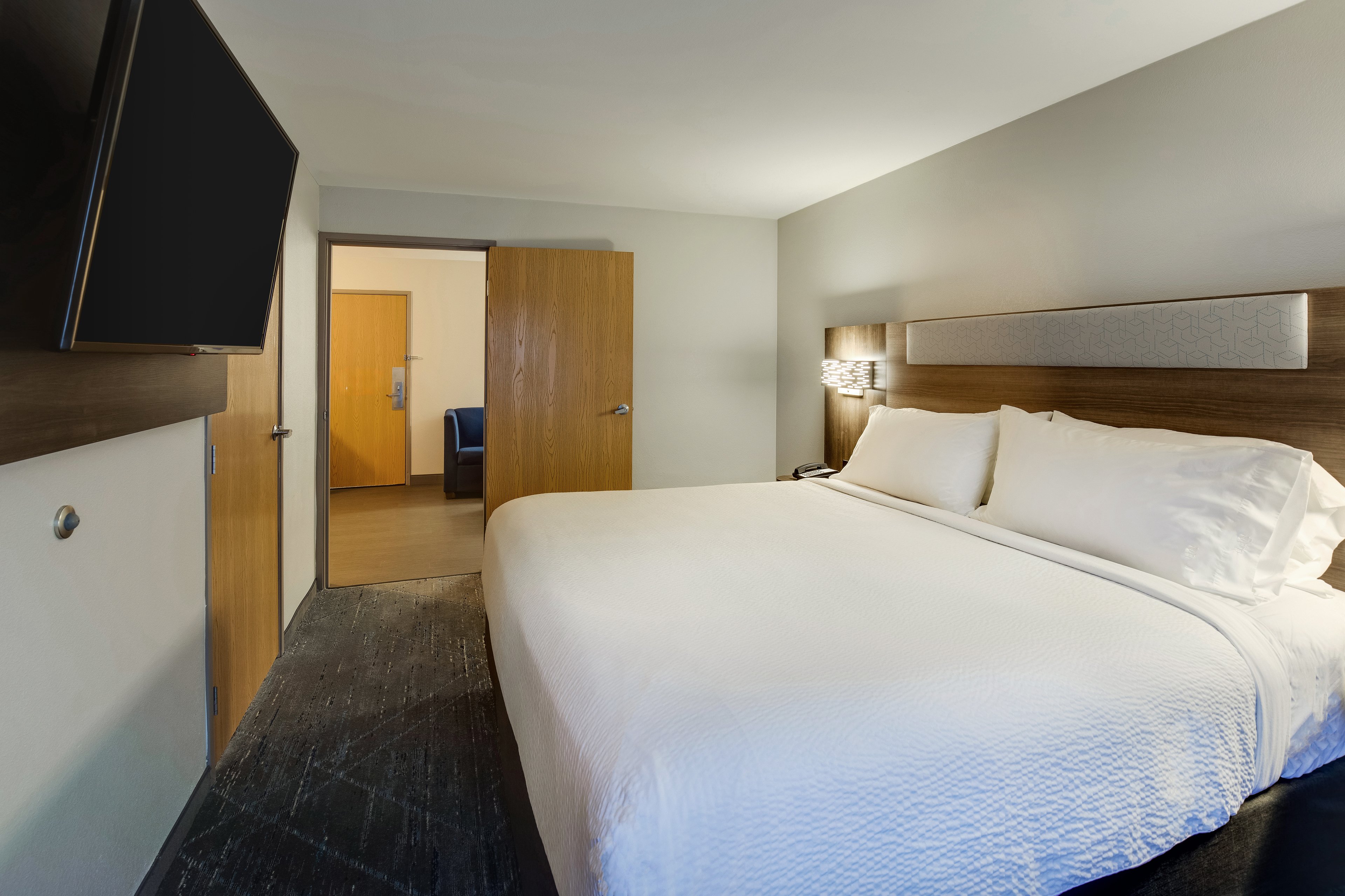 HOLIDAY EXP STES LARGO BY IHG-guestroom-Suite.jpg