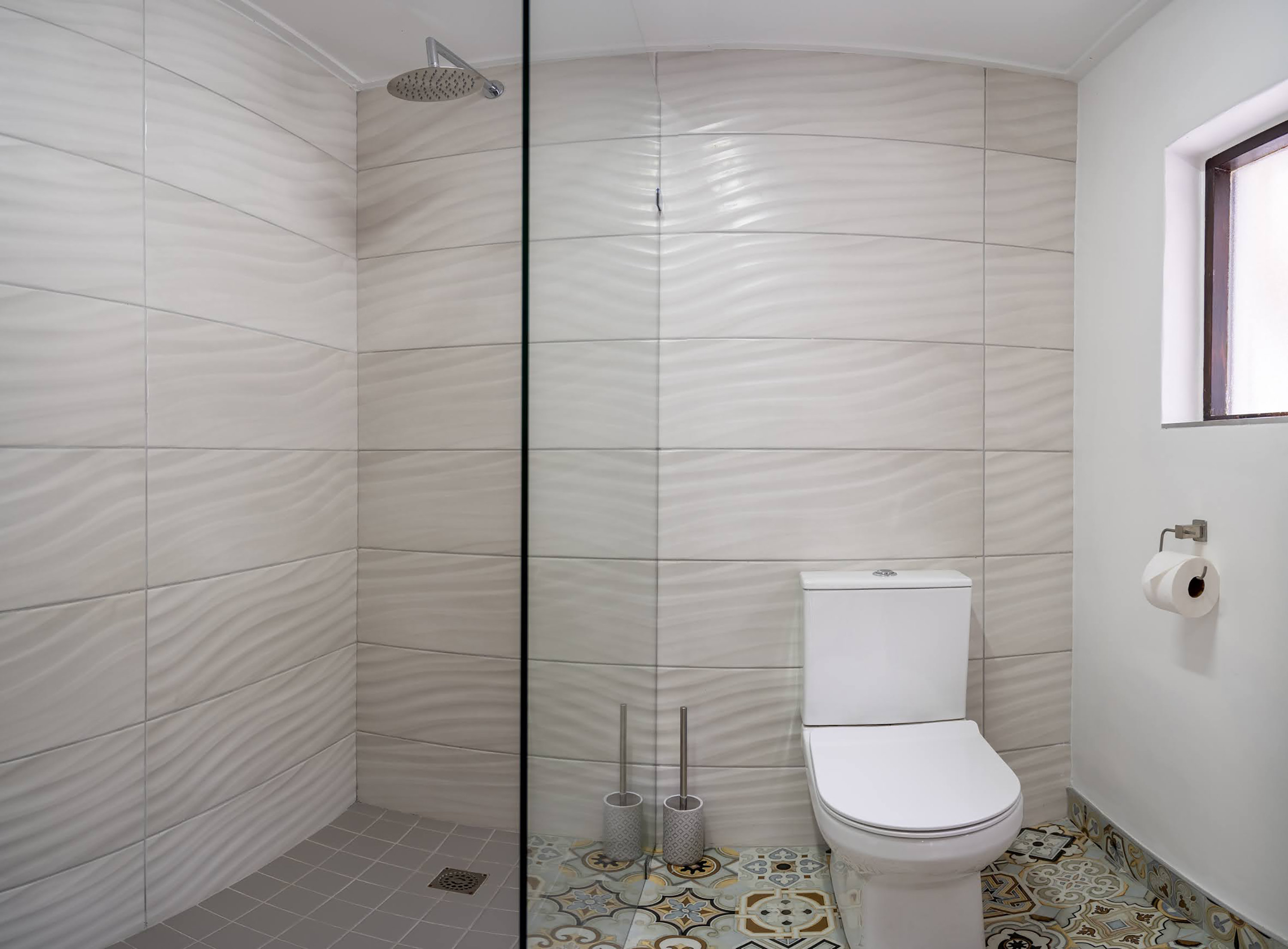 Fairy Knowe Hotel-guestroom-Double Rondawel Bathroom.jpg