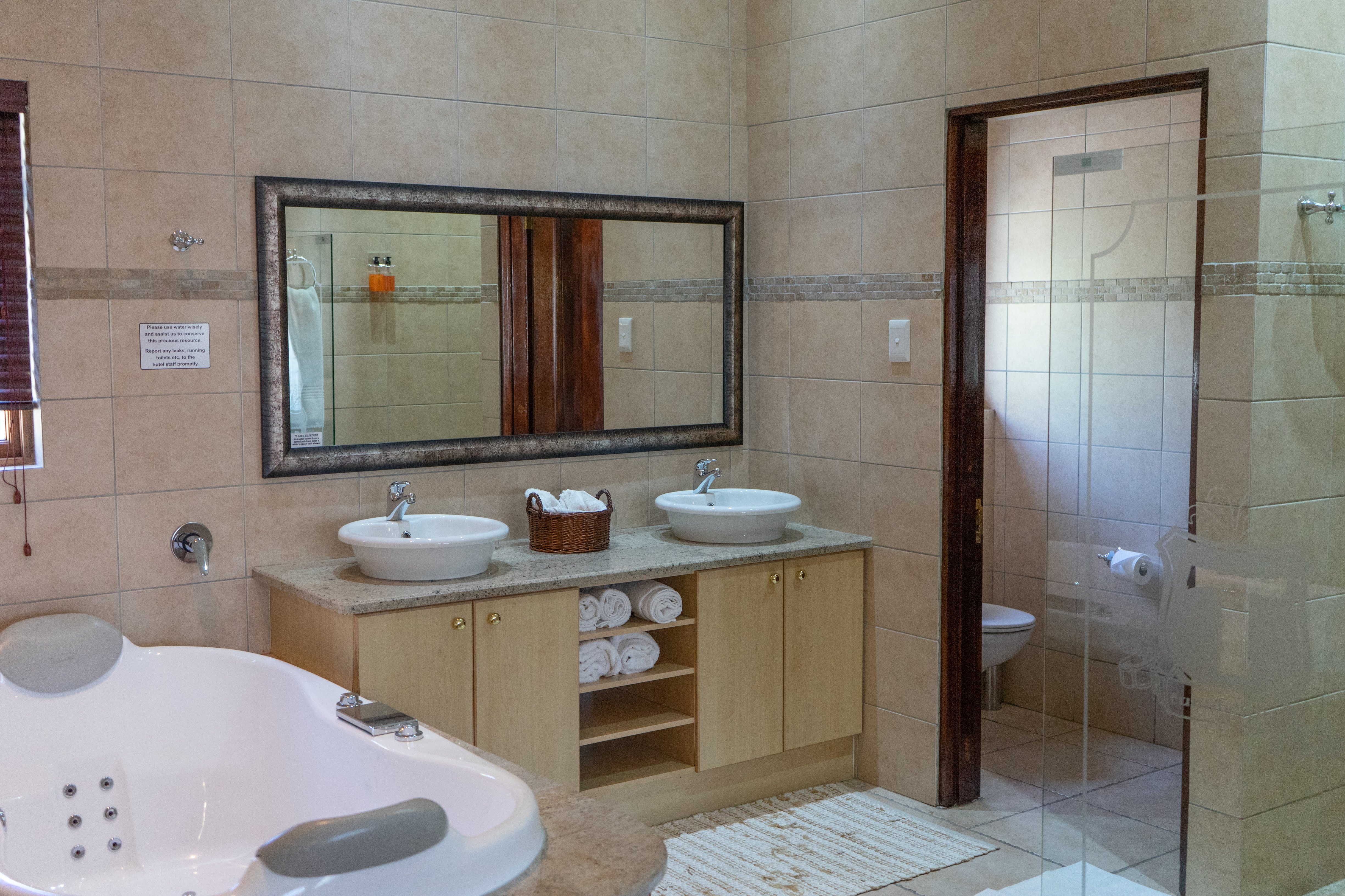Turnberry Boutique Hotel-guestroom-Presidential Suite Bathroom.jpg