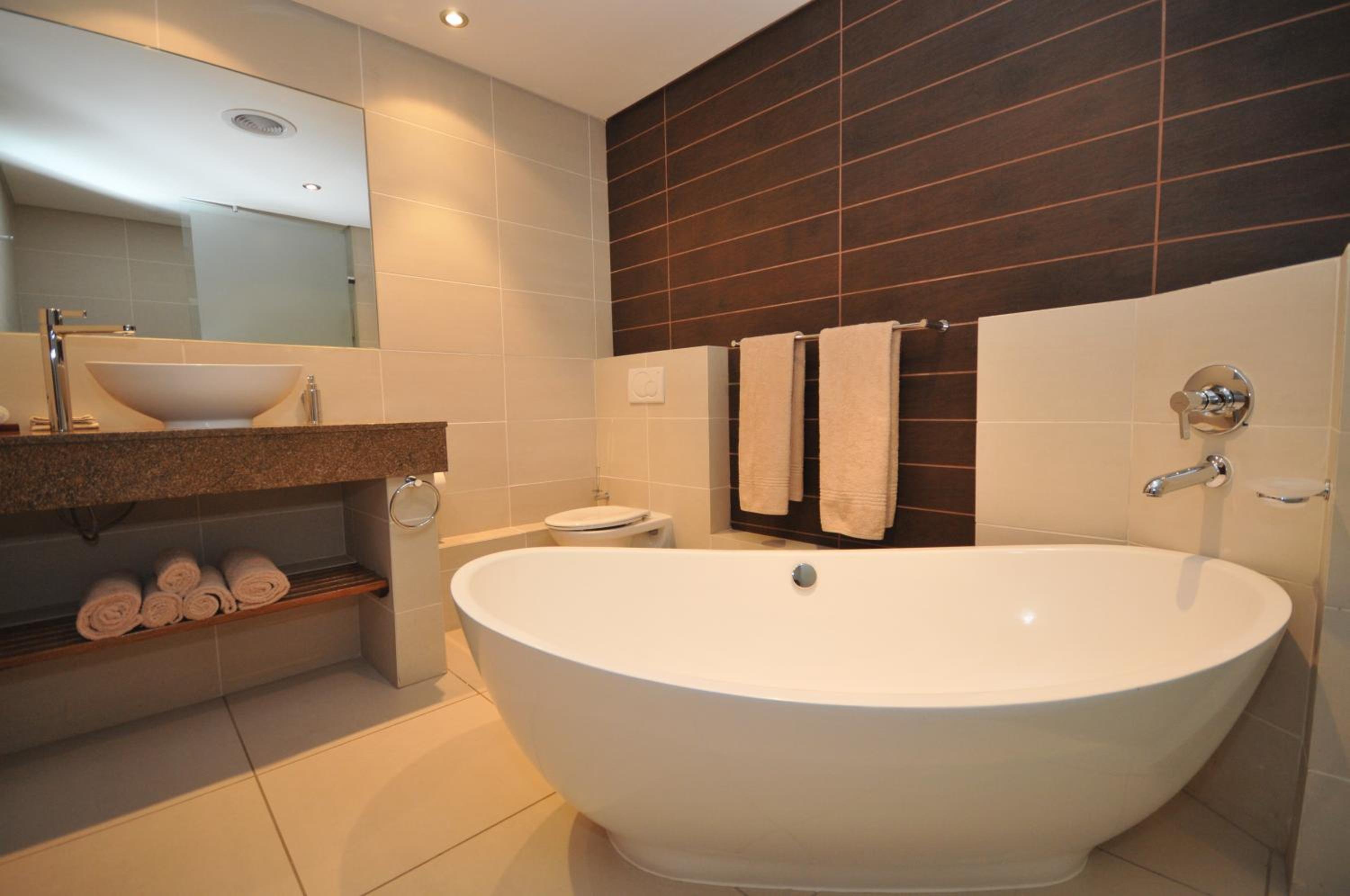Apollo Hotel-guestroom-Executive Suite Bathroom.jpg