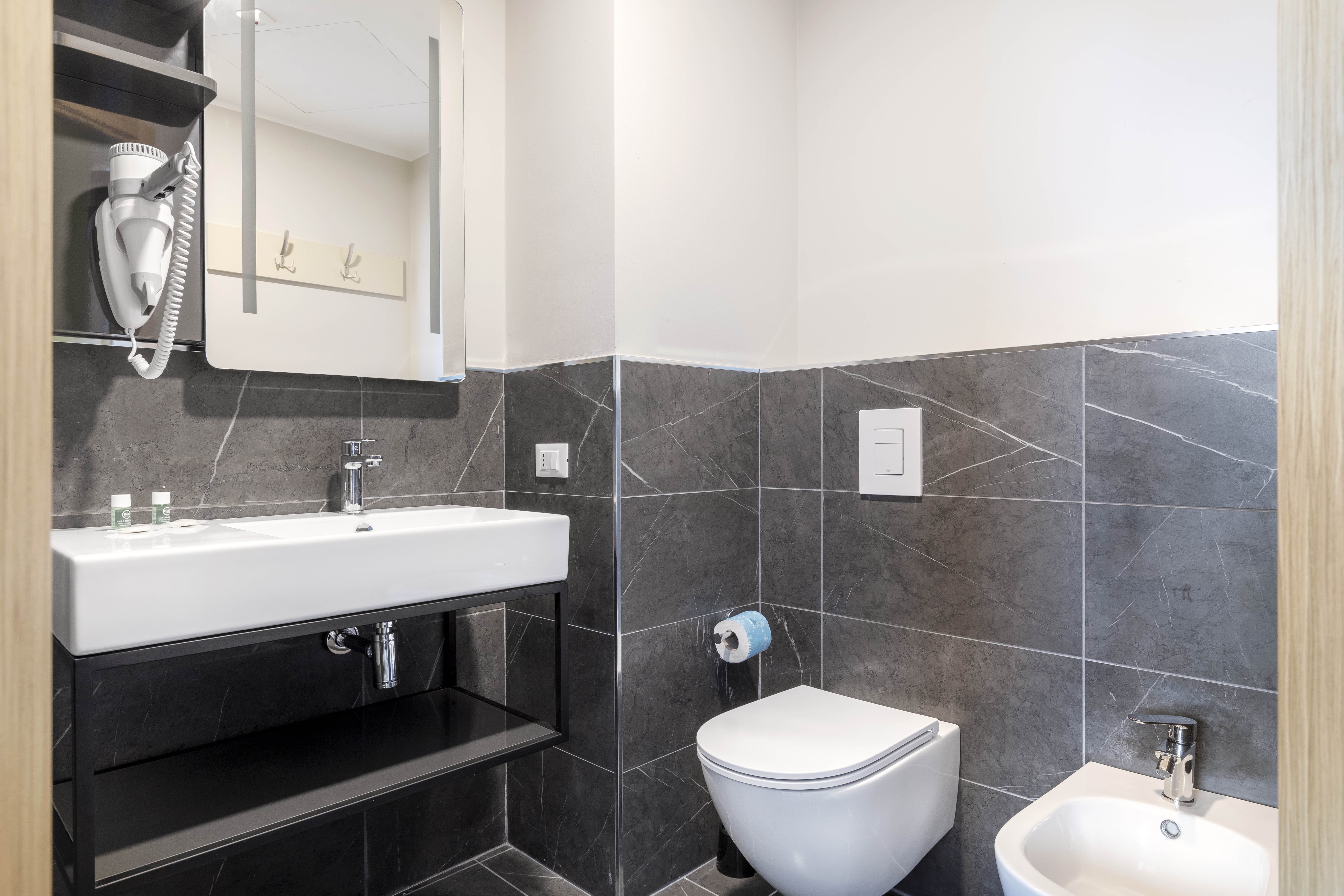 B&B HOTEL FIUMICINO AEROPORTO FIERA-guestroom-Bathroom.jpg