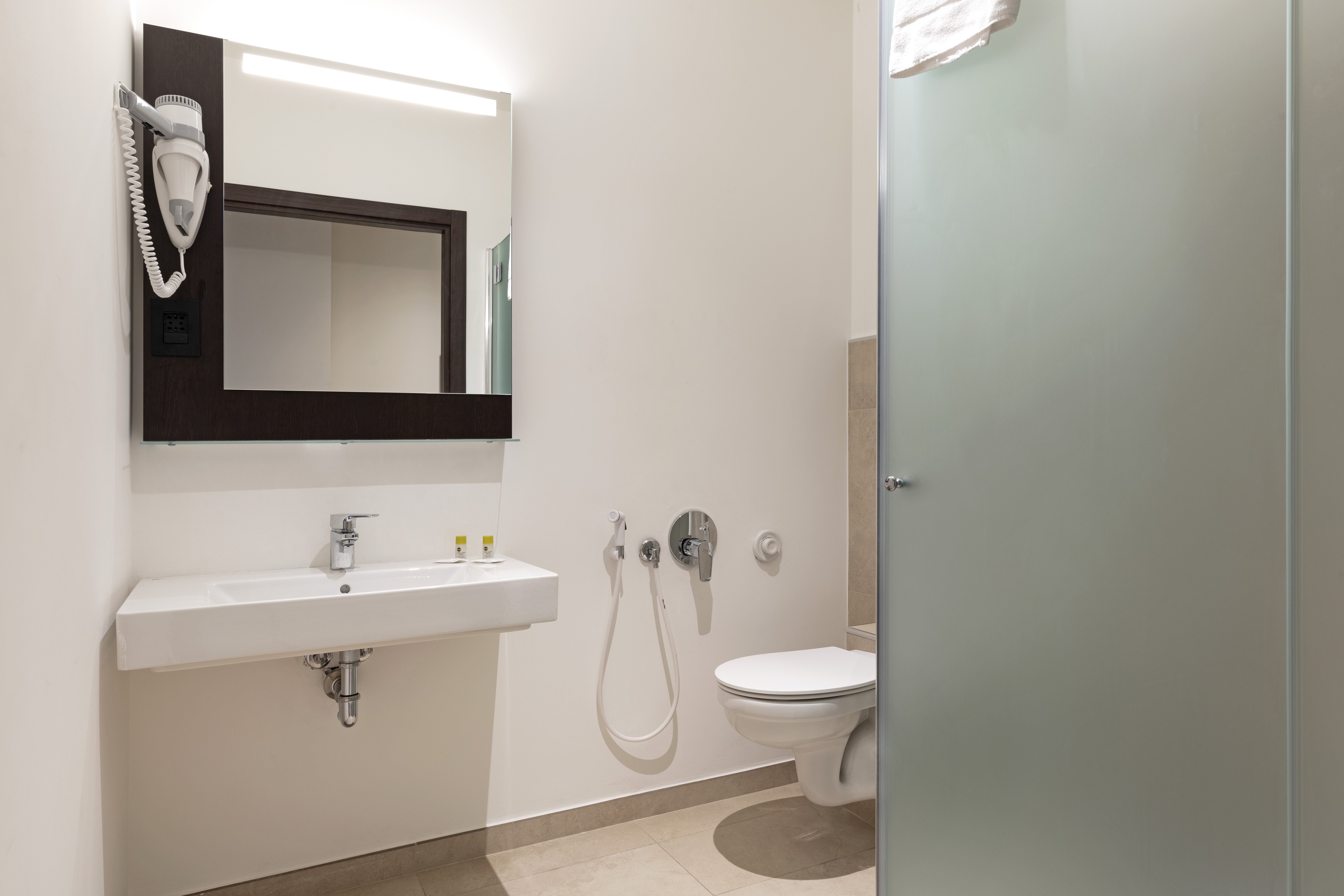 B&B HOTEL SAVONA-guestroom-Bathroom.jpg