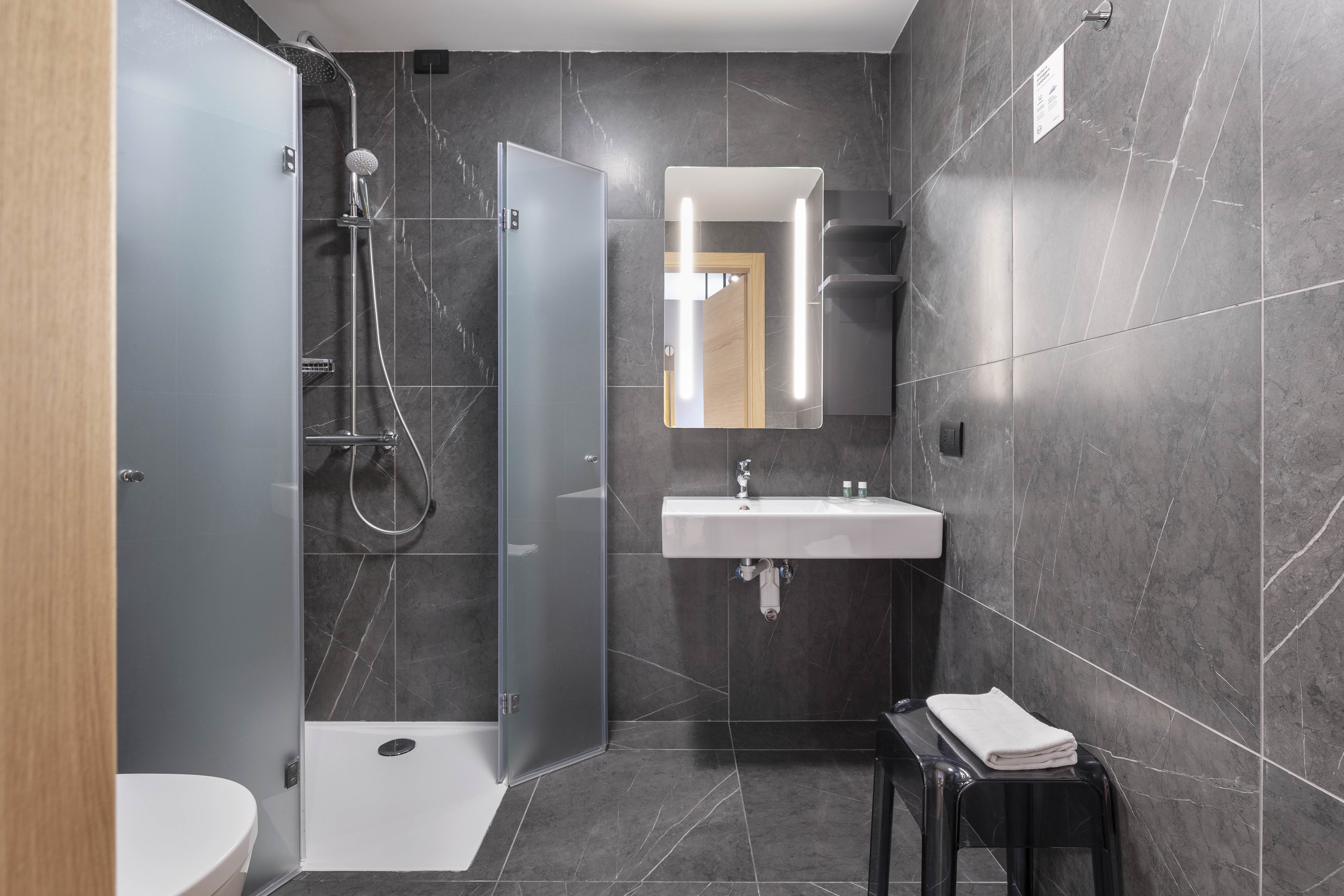 B-B HOTEL GENOVA CITY CENTER-guestroom-Bathroom.jpg